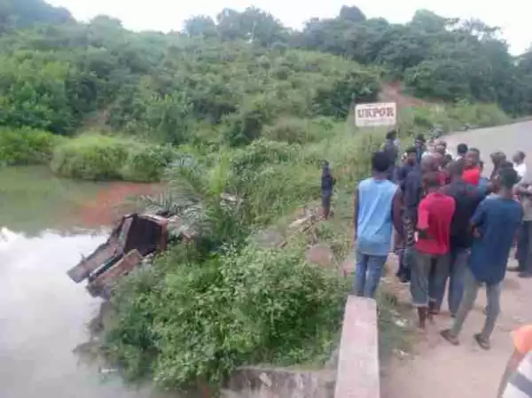 Fully Loaded Commercial Bus Veers Into Ubu Osigbu Stream In Anambra (Photos, Video)